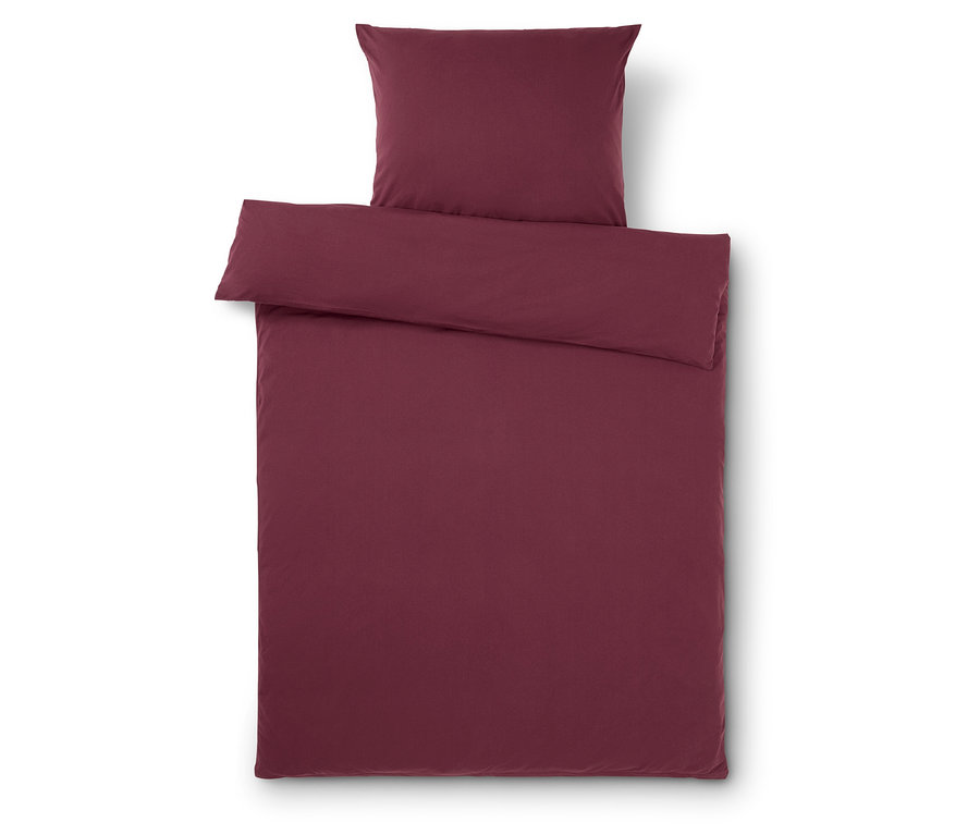Ein burgunderrotes Bettwäscheset mit Kissen- und Deckenbezug auf weißem Hintergrund.