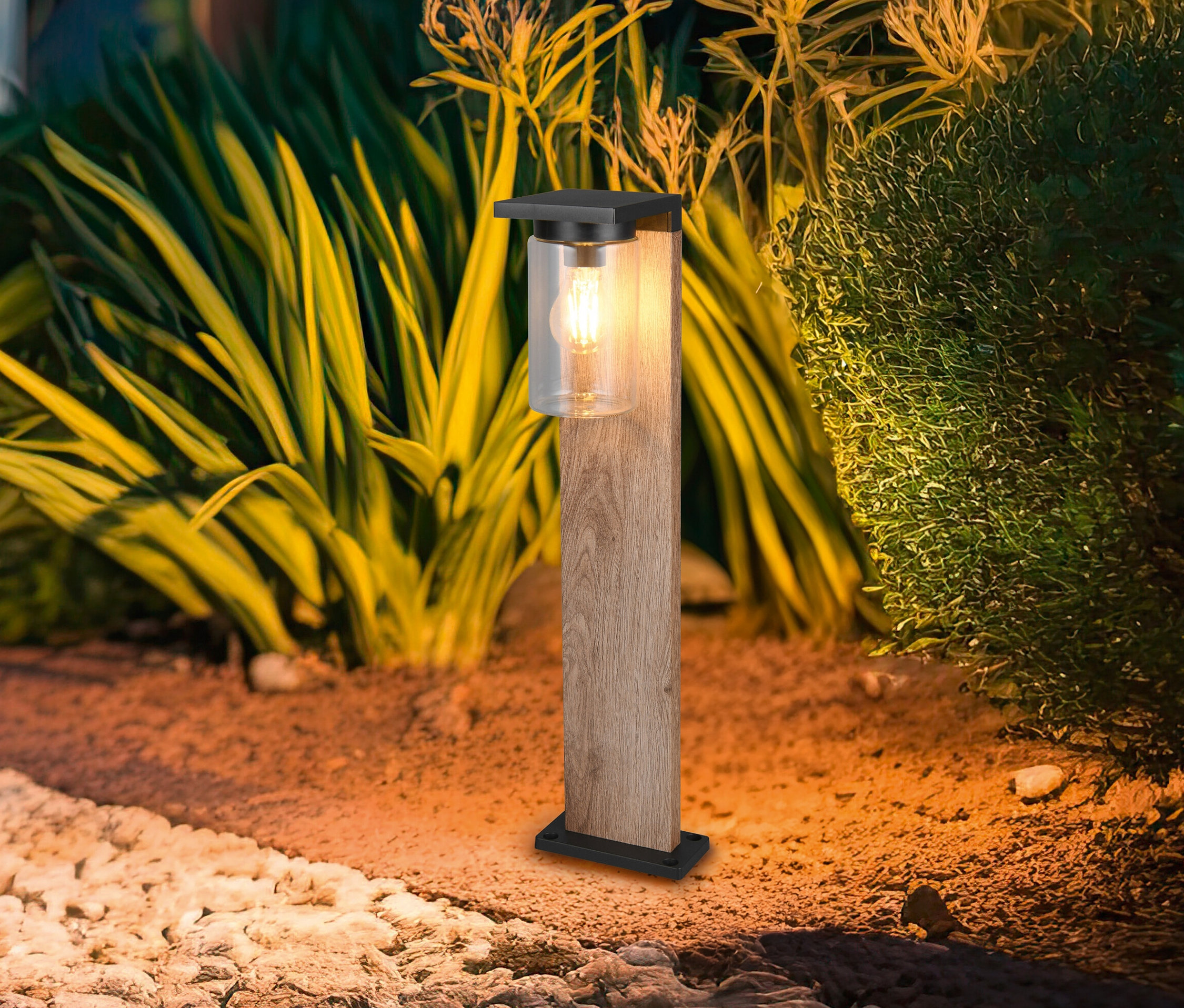 Trio Outdoor-Wegeleuchte »Ardila« in Holzoptik beleuchtet einen Gartenweg.