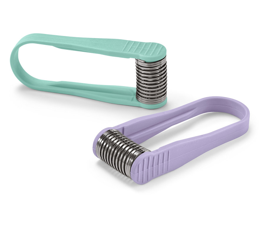 Zwei Fadepilierer mit Federgewinde, einer hellblau und einer lila, liegen auf einem weißen Hintergrund.