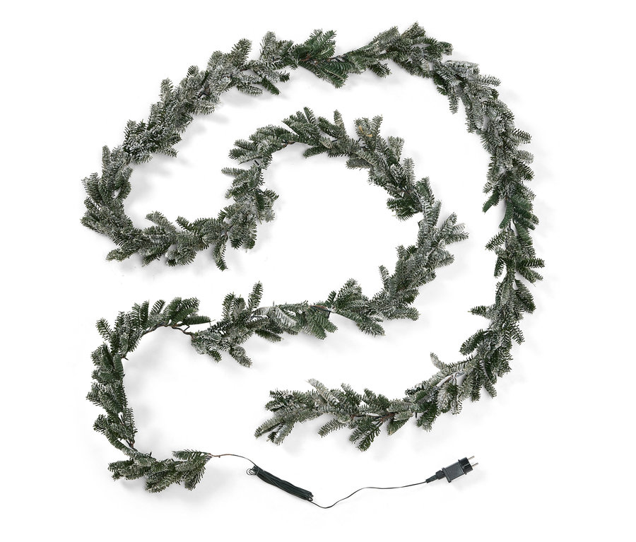 Dekorative Tannengirlande mit Schnee-Effekt und Stromkabel auf weißem Hintergrund.