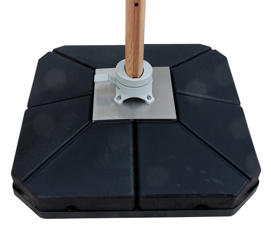 Schwarzer Schirmständer mit mittig platziertem Holzpfosten. Leco LED-Ampelschirm*, ca. 350 cm, inkl. Abdeckhaube