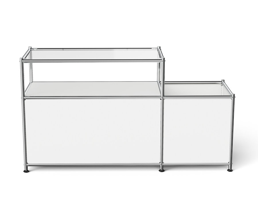 Verchromte modulare Möbel mit weißen Paneelen und Glasböden.