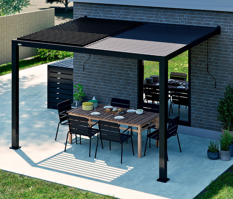 Eine Terrasse mit einem Holztisch und sechs schwarzen Stühlen unter einer schwarzen Pergola.