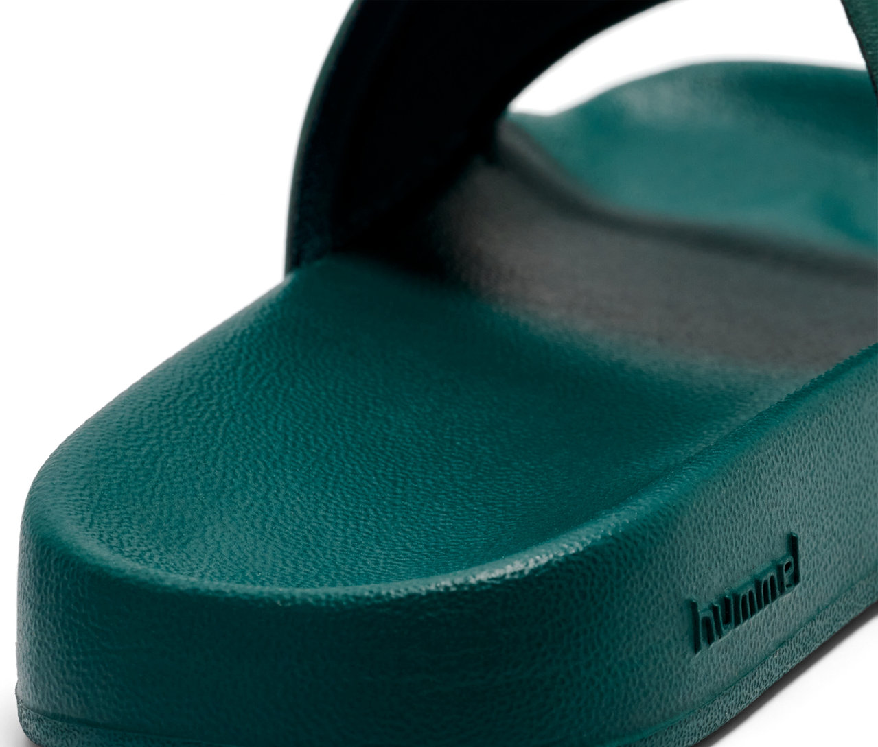 Nahaufnahme eines grünen hummel® Pool Slide JR Badelatschen.