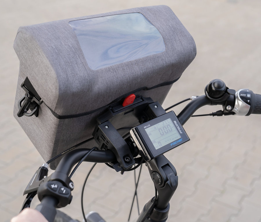 Nahaufnahme des Fahrradlenkers mit montierter grauer FISCHER Lenkertasche PLUS Cita.