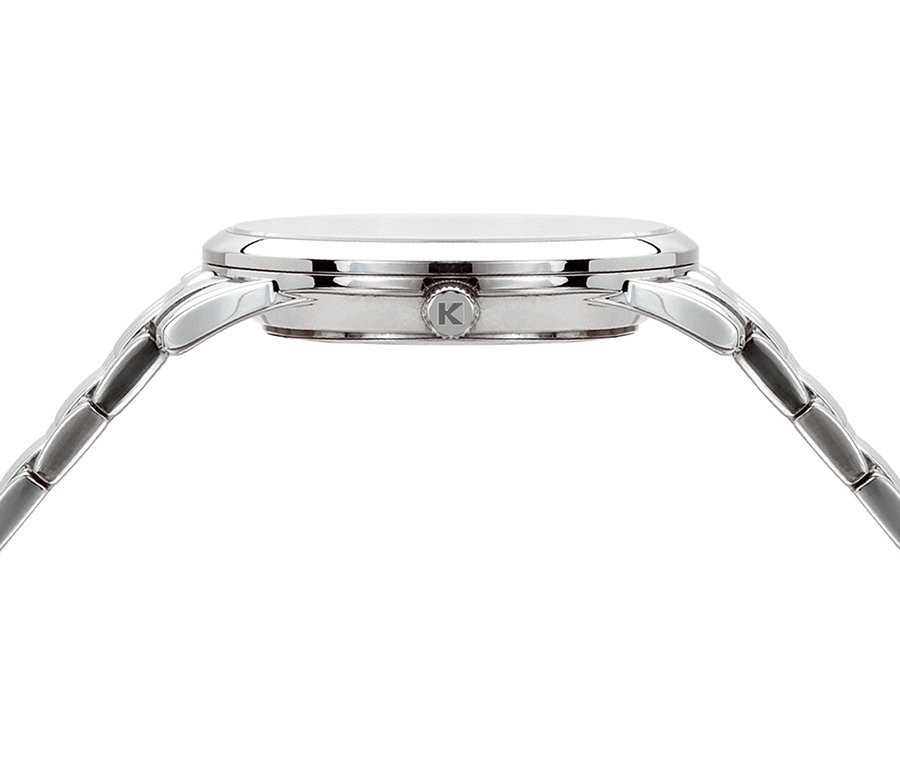 Nahaufnahme einer silbernen Armbanduhr von der Seite, die Krone mit dem Buchstaben K ist sichtbar.