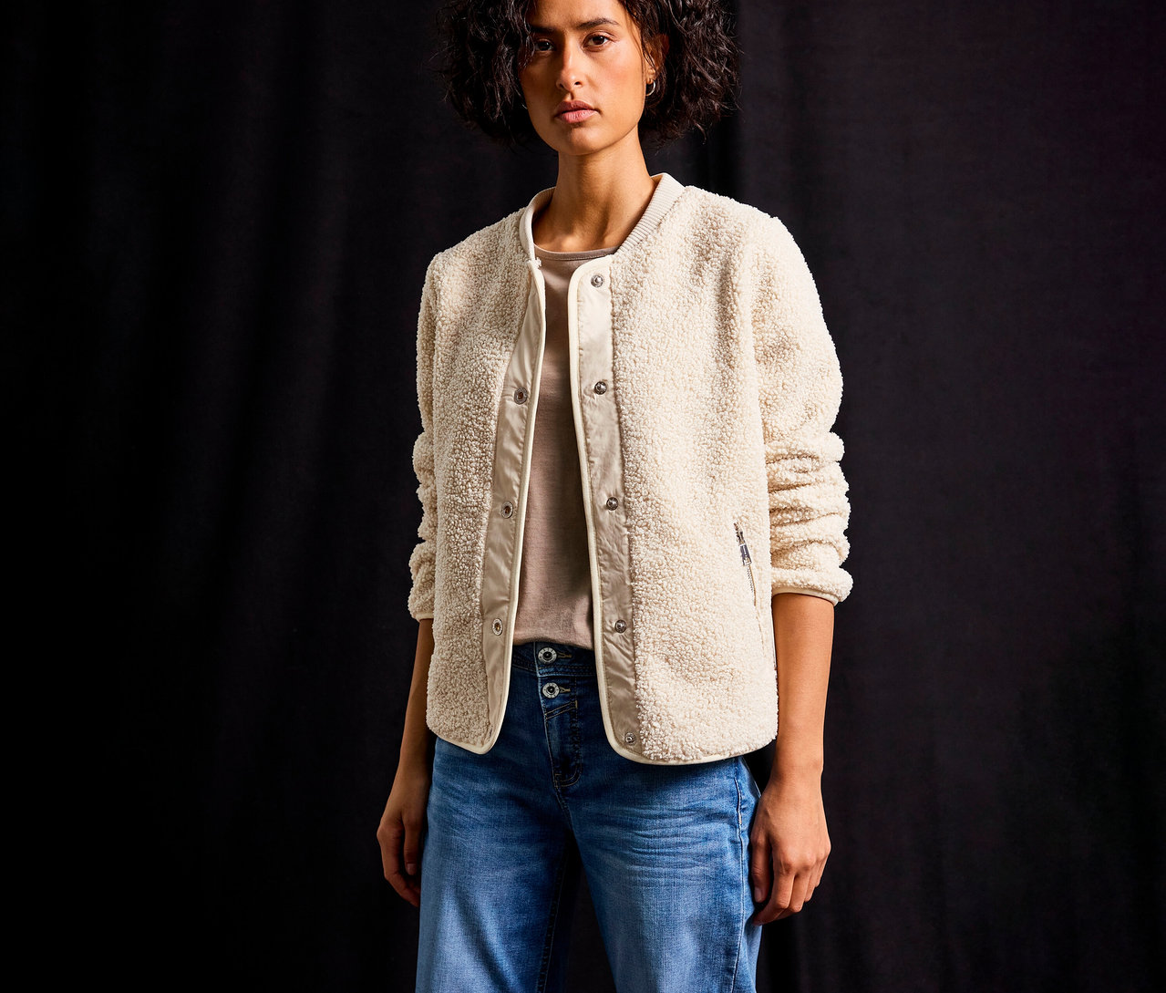 Frau trägt eine Street One Teddyjacke mit abnehmbarer Kapuze