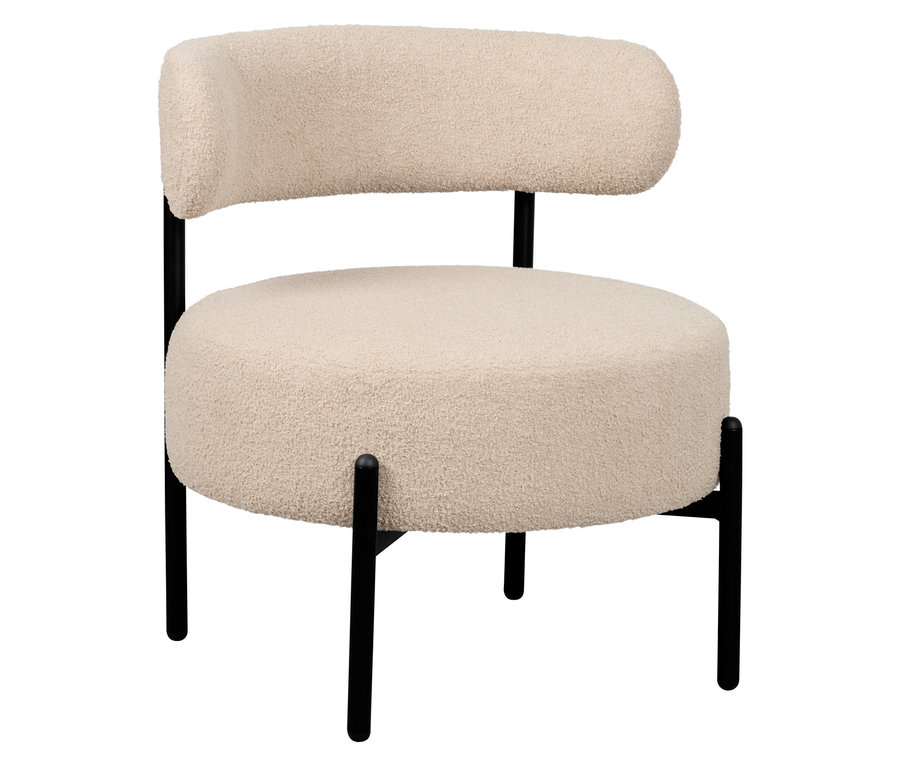Ein einzelner beiger Sessel mit schwarzem Metallgestell steht vor einem weißen Hintergrund.