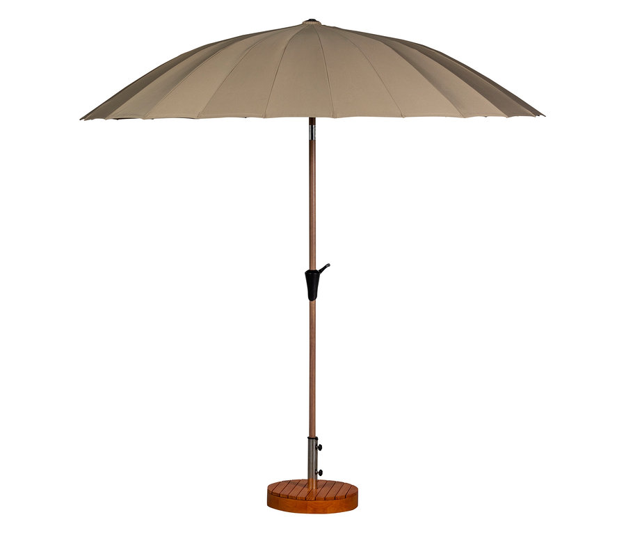 Ein einzelner, beiger Sonnenschirm mit Holzständer steht in der Mitte vor einem weißen Hintergrund.