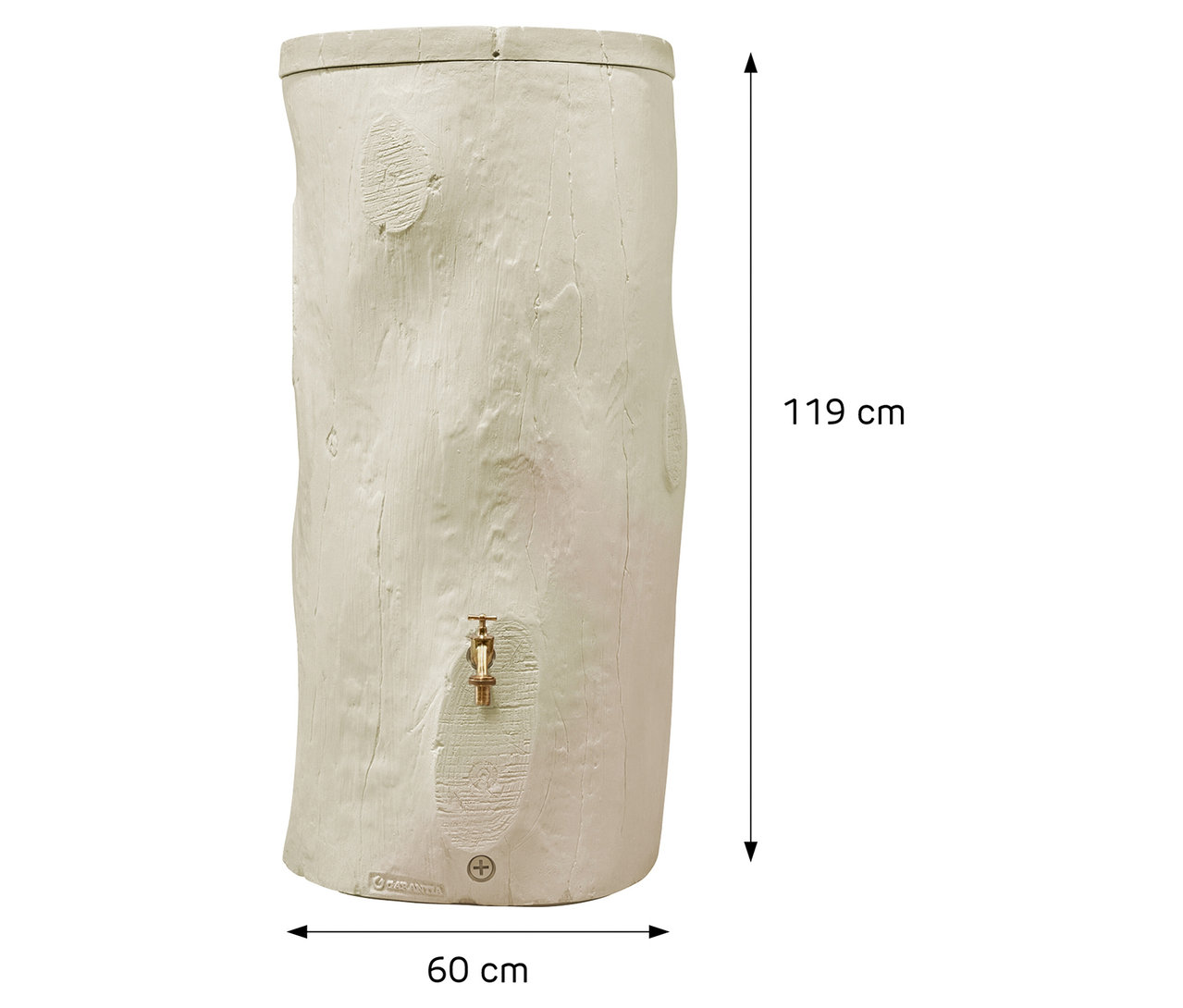 Ein beiger Regentank in Baumstammoptik mit goldenem Wasserhahn vor einem weißen Hintergrund. Die Maße des Tanks sind 119 cm Höhe und 60 cm Breite.