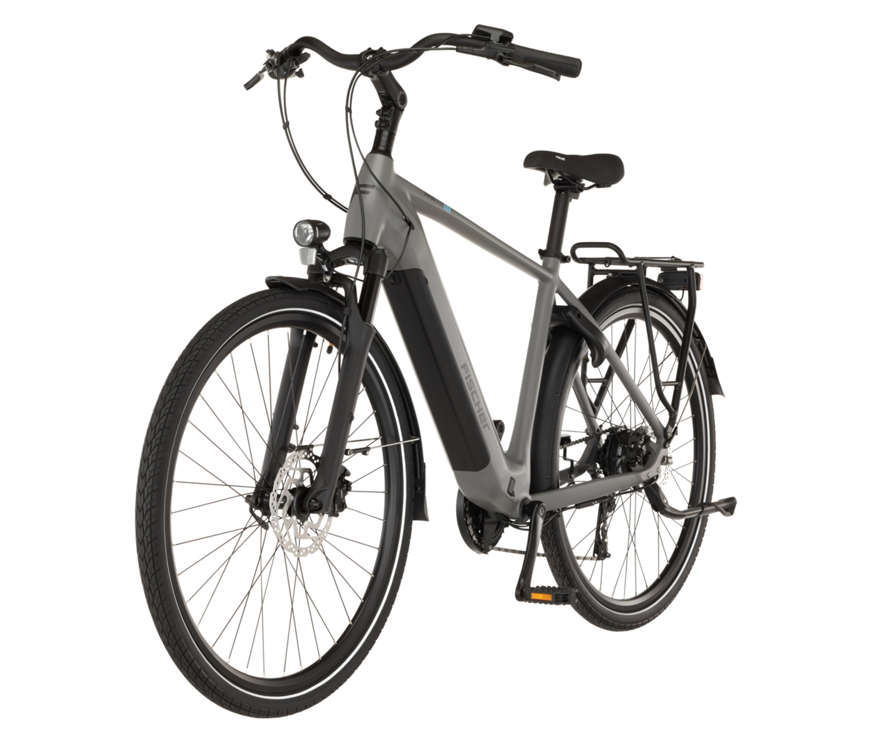 Graues FISCHER Trekking-E-Bike VIATOR MOVE mit großem Diamant-Rahmen, Gepäckträger und Lampe vor weißem Hintergrund.