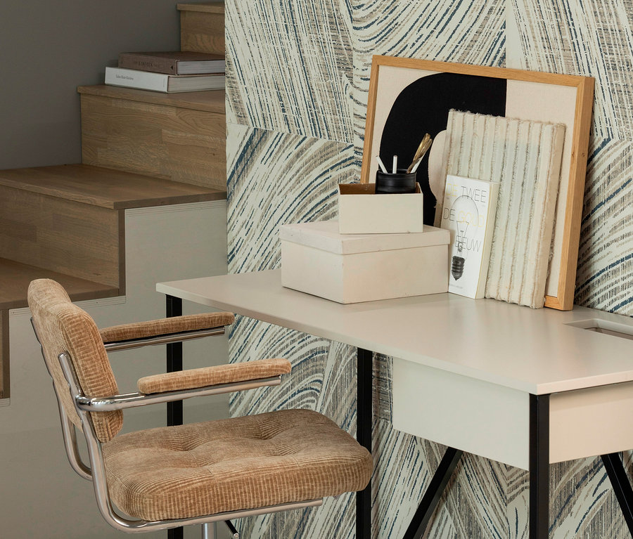 Detailansicht eines Arbeitszimmers mit dem WOOOD Schreibtisch »New Julius« vor einer gemusterten Tapete.