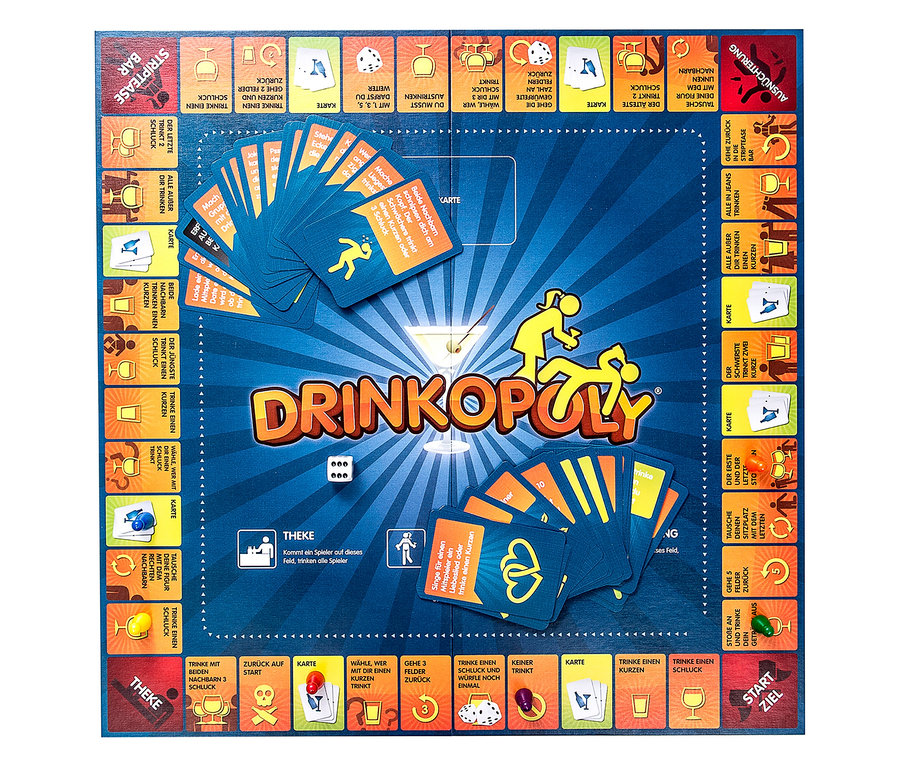 Draufsicht auf das Spielbrett des Spiels "Drinkopoly" mit Karten und Spielfeldern.