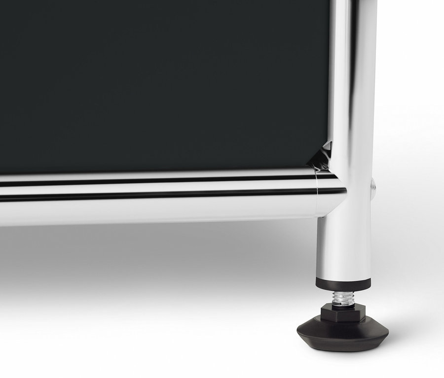 Detail einer schwarzen Kommode Metall »CN3« mit Klappenfächern.