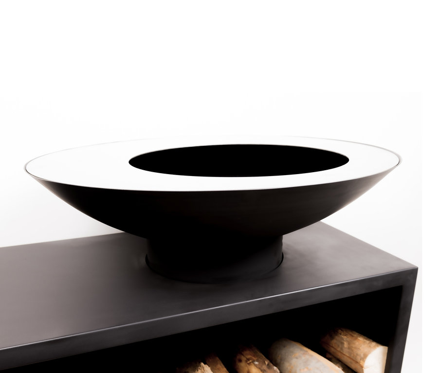 Eine liegende, schwarze RedFire Feuerschale »Onyx Classic Table«, 80 cm.