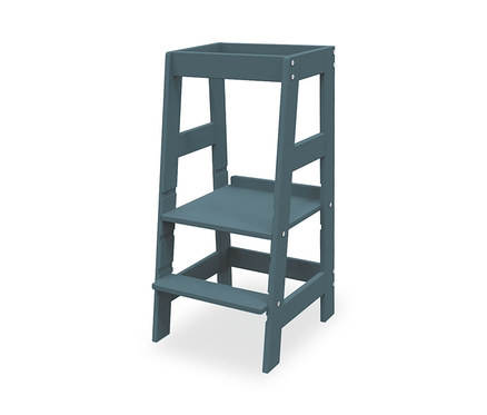 Blau lackierter Pinolino Lernturm »Fino« vor weißem Hintergrund.