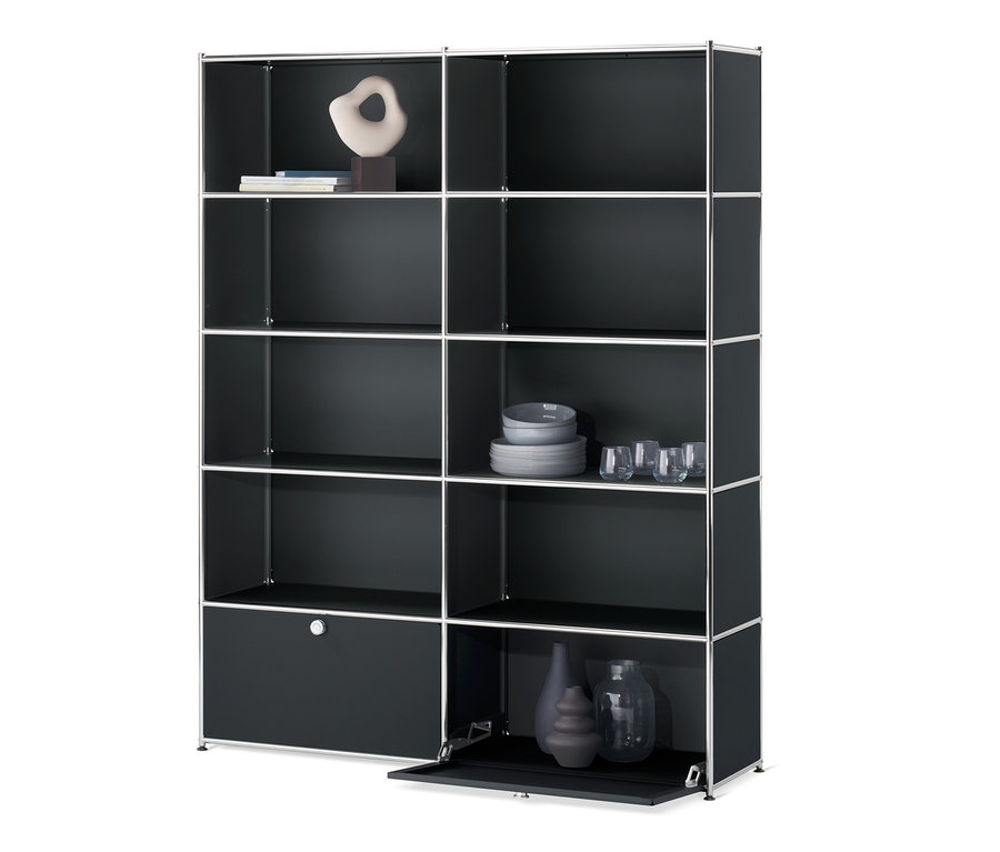 Schwarzes Regal »CN3« mit 2 Klappen. Auf den Regalen stehen Dekorationen, Gläser und Teller.