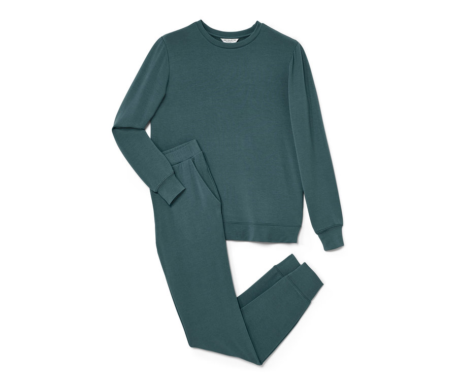 Ein Hausanzug ist zu sehen.