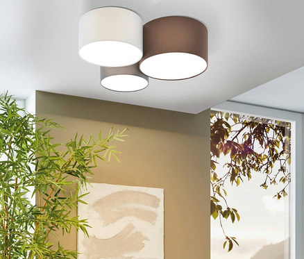 Wohnzimmer mit Sofa, Beistelltisch und Eglo Deckenleuchte »Pastore«.