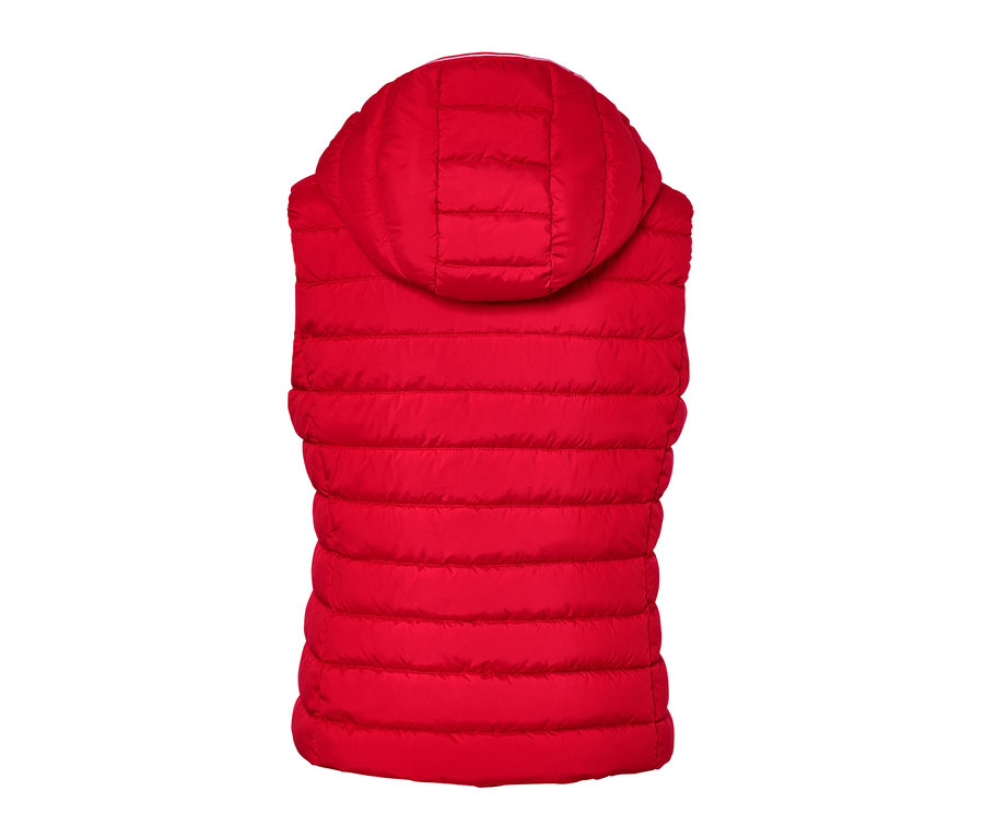 Detailansicht einer roten Steppweste mit Kapuze.