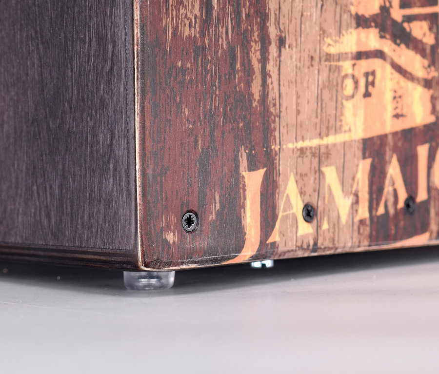 Detailaufnahme der Voggenreiter VOLT Cool Cajon »Jamaica Rum« aus dunklem Holz mit Jamaica-Schriftzug.