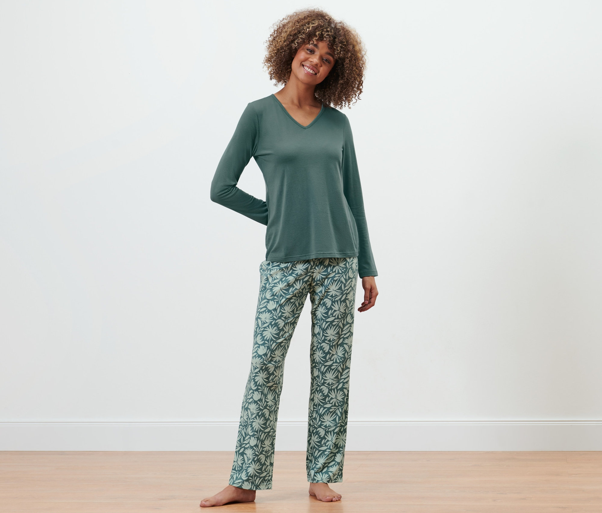 Frau posiert in einem Pyjama.