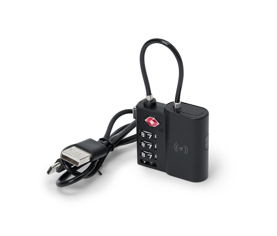 Ein schwarzes Smart-TSA-Schloss mit Tracker und USB-Kabel.