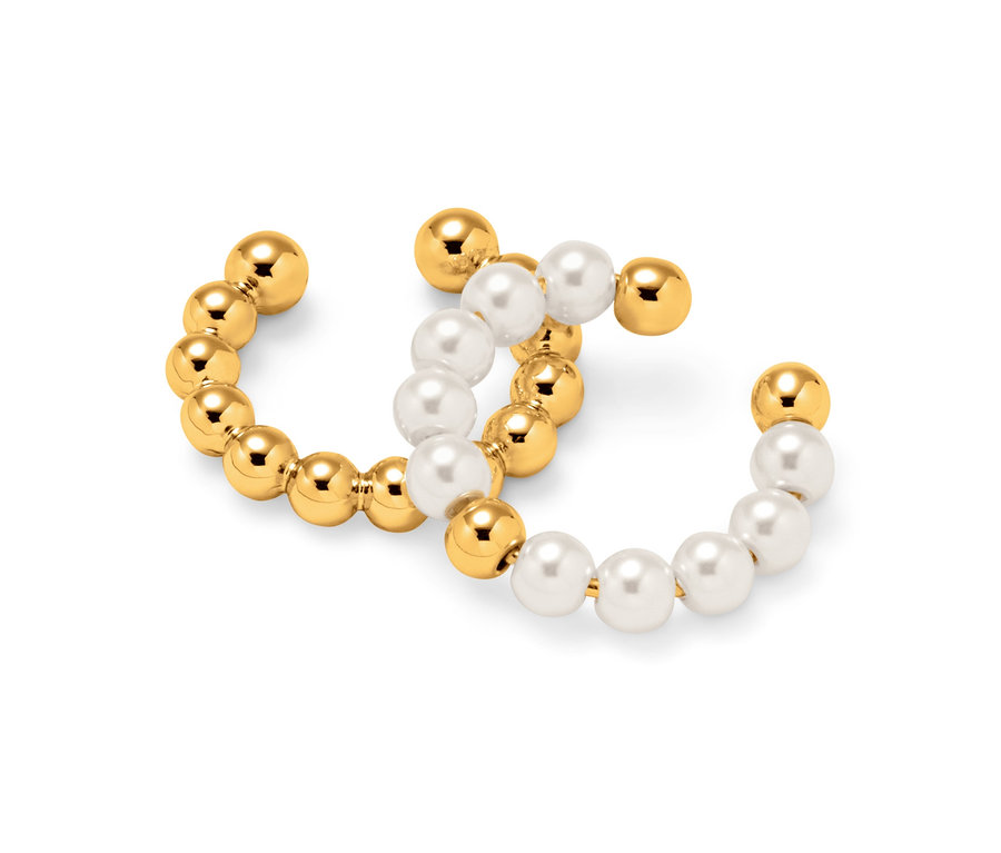 Zwei goldene Ear Party Ohrschmuck 3er-Set Creolen, eine mit Perlen, auf weissem Hintergrund.