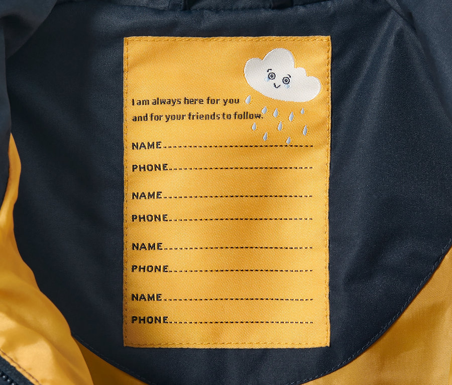 Innenansicht eines Kleinkind Regen-Einteilers mit Etikett für Name und Telefonnummer.