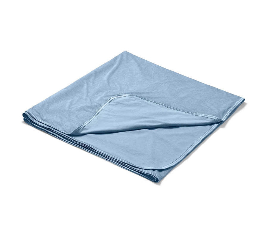Eine hellblaue Kühldecke liegt gefaltet da.