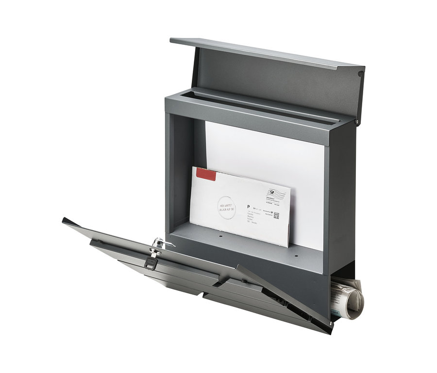 Geöffneter anthrazitfarbener Briefkasten mit Zeitungsfach, innen ein Brief und eine Zeitung.