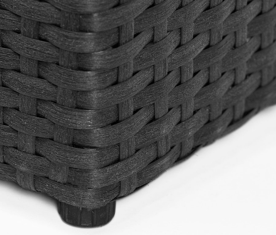 Detailansicht eines anthrazitfarbenen Pflanzgefäßes aus Polyrattan, Breite ca. 102 cm.