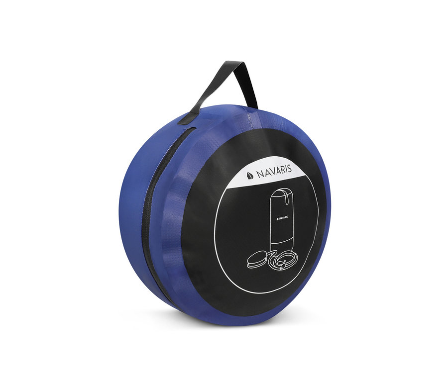 Blaue Tasche der Navaris Campingdusche mit Fußpumpe.