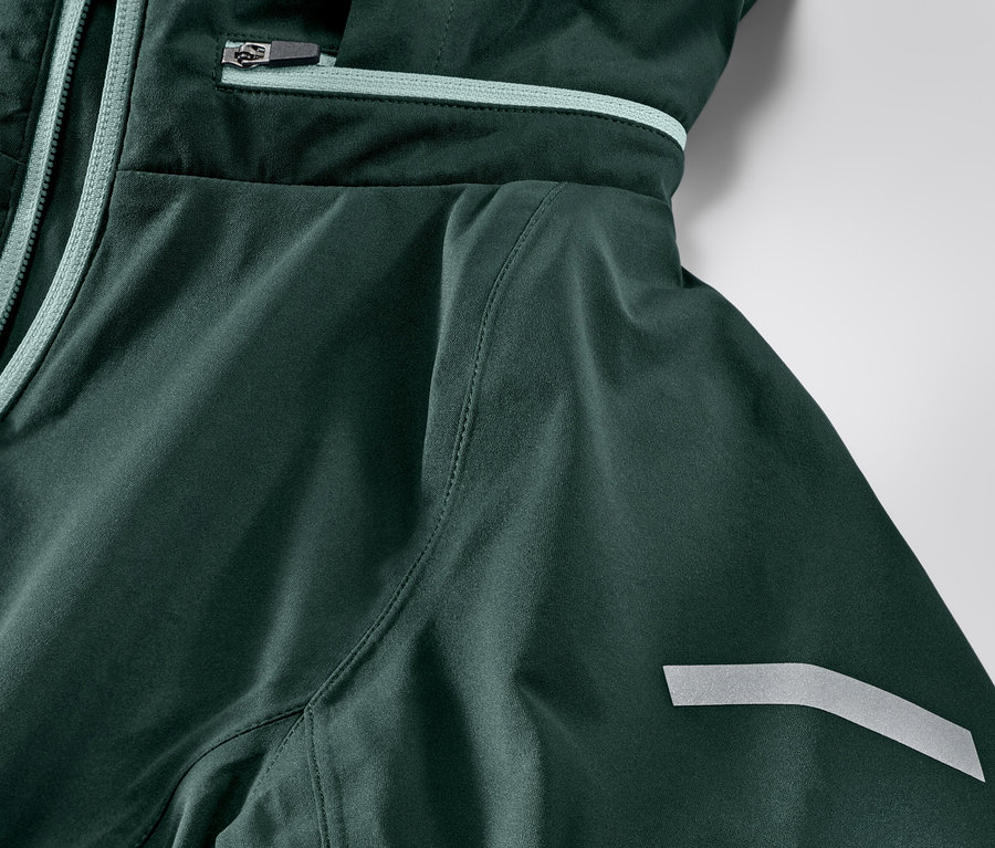 Detailansicht einer Rad-Regenjacke.