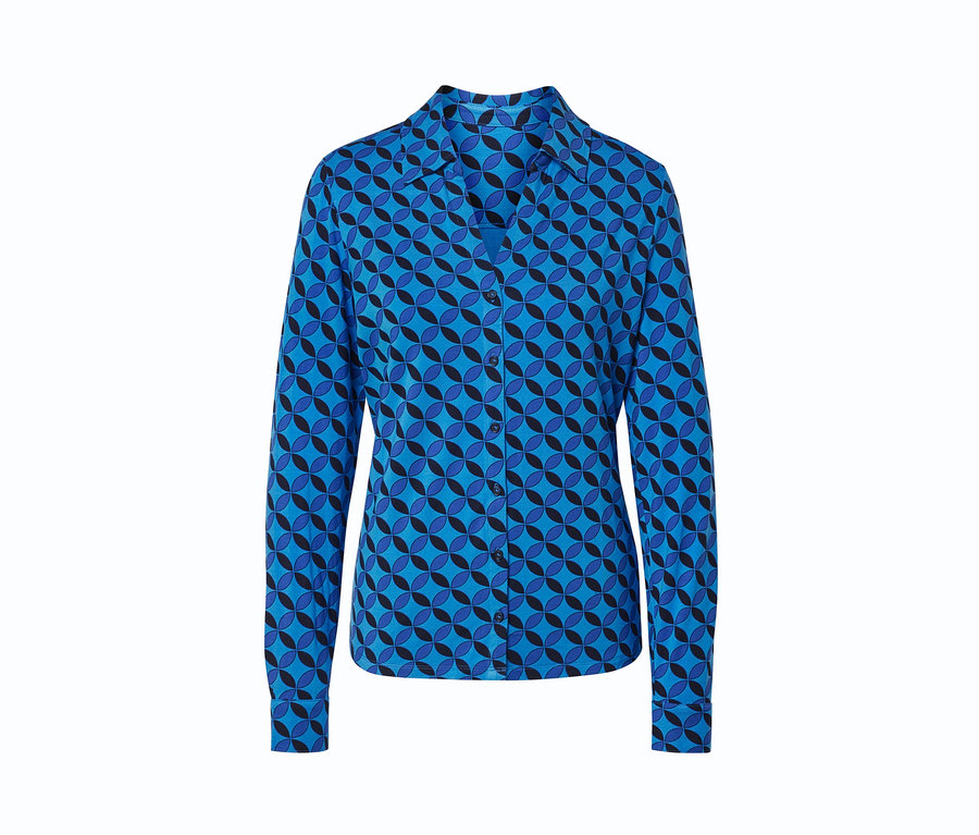 Blusenshirt mit Knopfleiste mit einem geometrischen Muster in Blau.