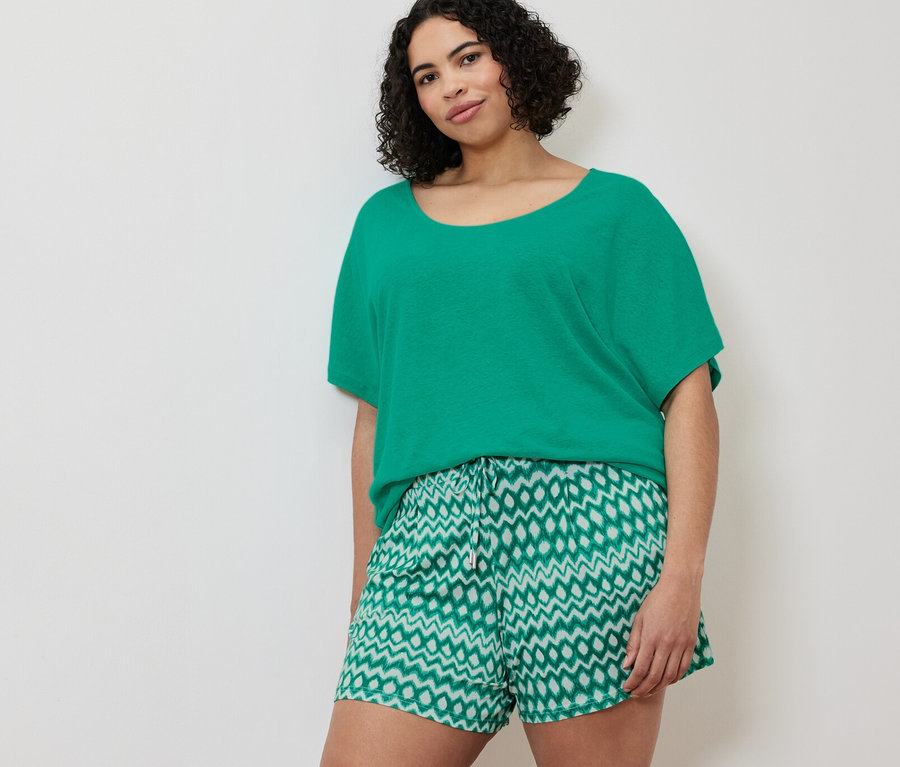 Frau trägt ein Shirt aus Leinenmix, aqua, und 2 Jerseyshorts.