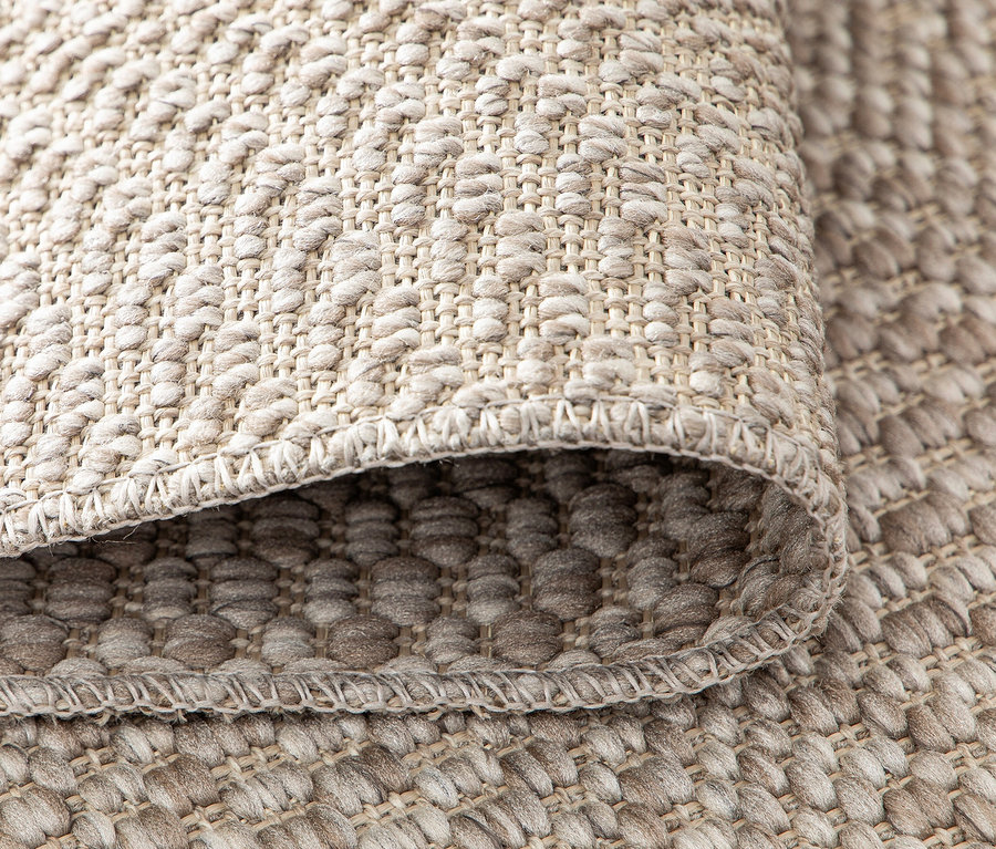 Detailansicht eines beigen Teppichs »Twine« mit Natural Flow Struktur.