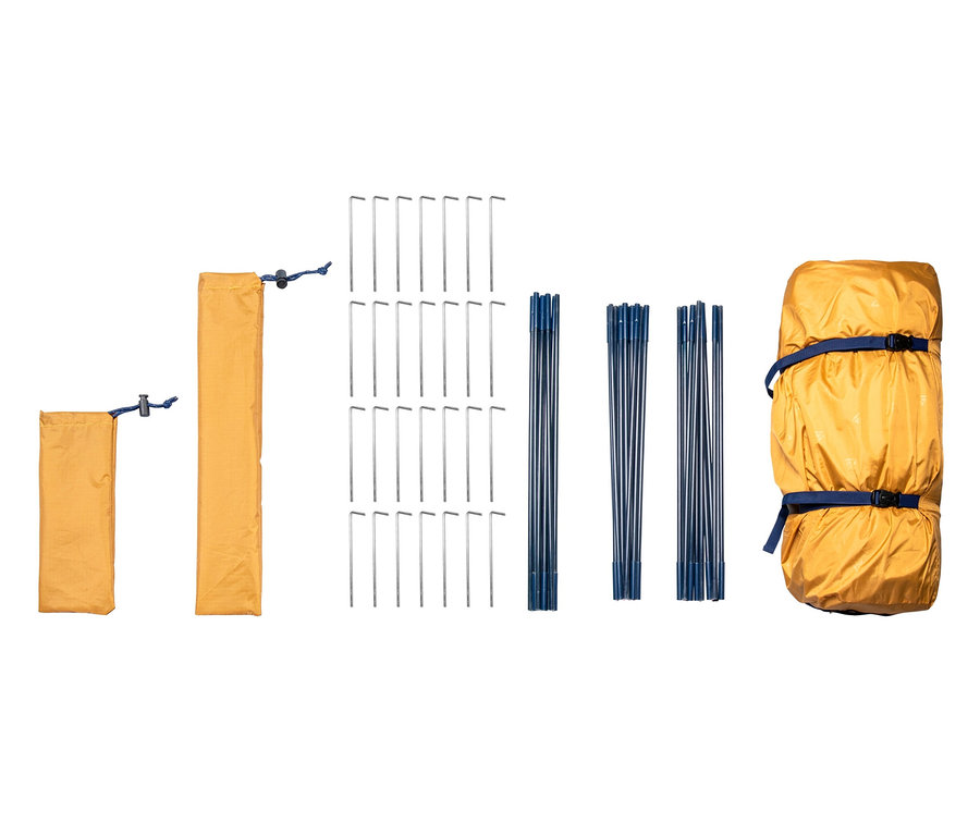 Ausgebreitete Komponenten des Tambu 4-Personen-Kuppelzelts »SETU 4«: Hülle, Heringe und Stangen.