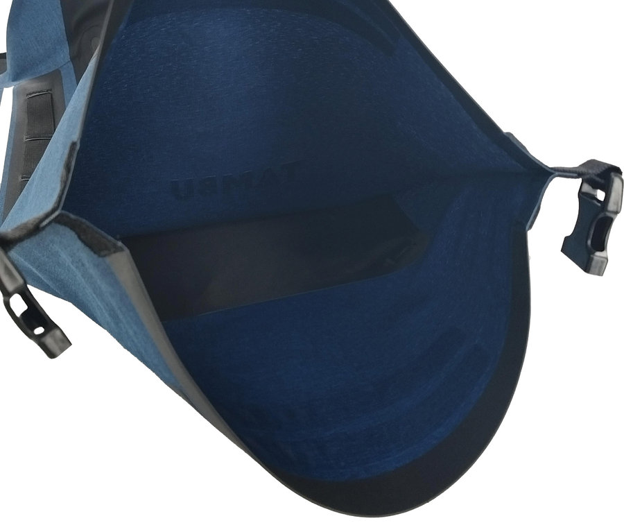 Geöffneter blauer Tambu Rolltop-Rucksack RANA.