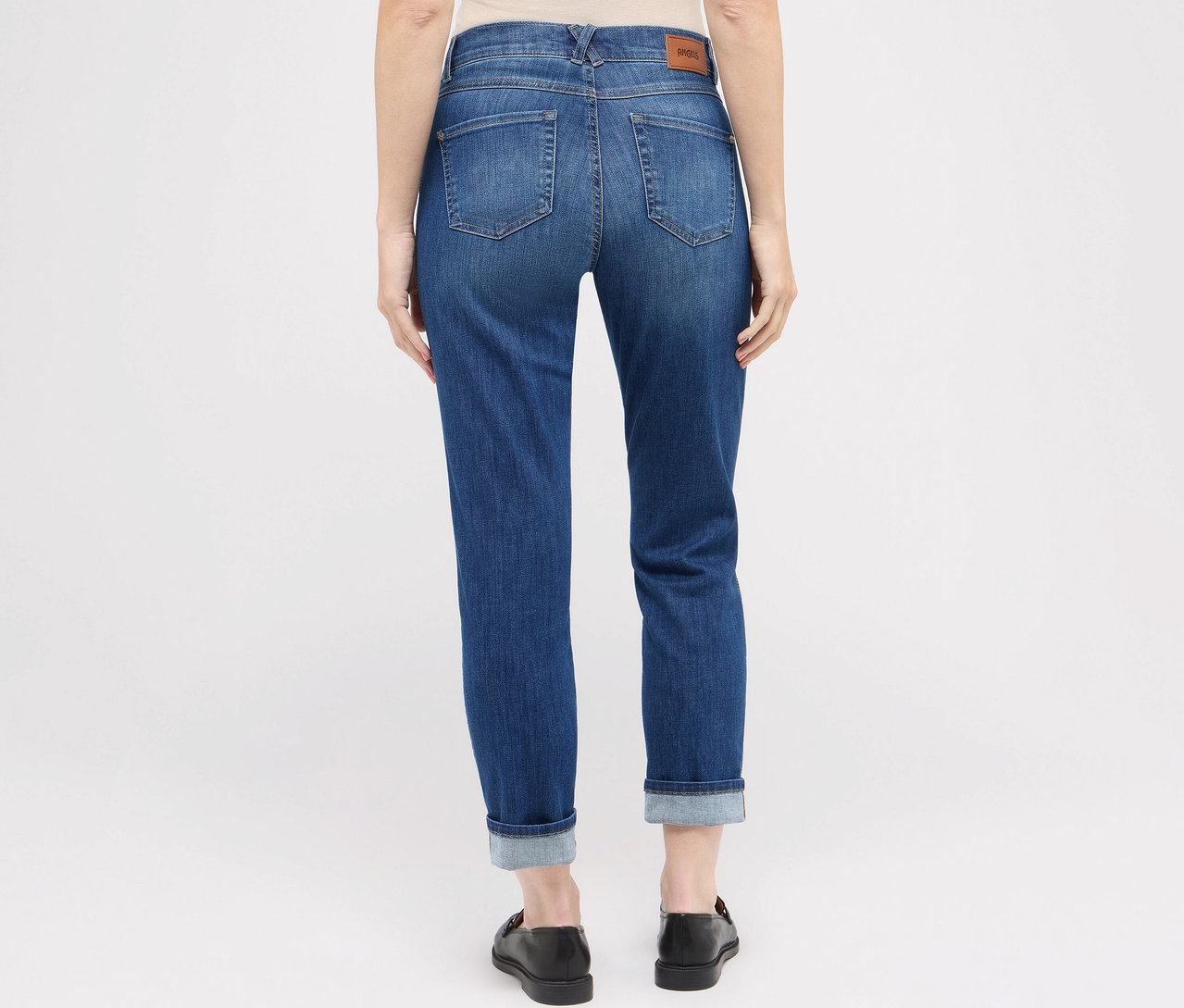 Rückansicht einer Frau, die Angels Jeans »Darleen TU«, Cropped 7/8 und schwarze Schuhe trägt.