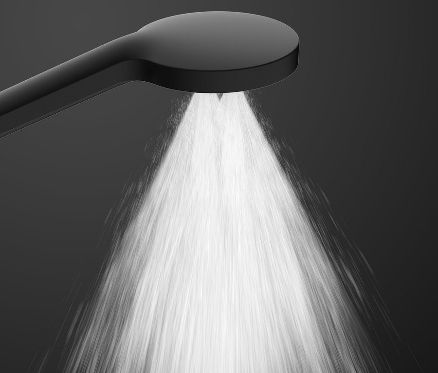 Schwarzer Duschkopf mit Wasserstrahl.