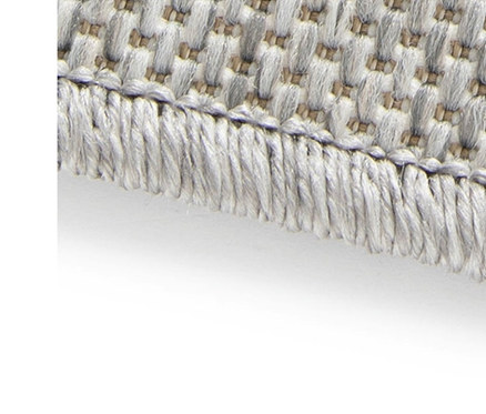 Detailansicht eines grauen, faltbaren Outdoor-Teppichs »Diamond Rhythm«.