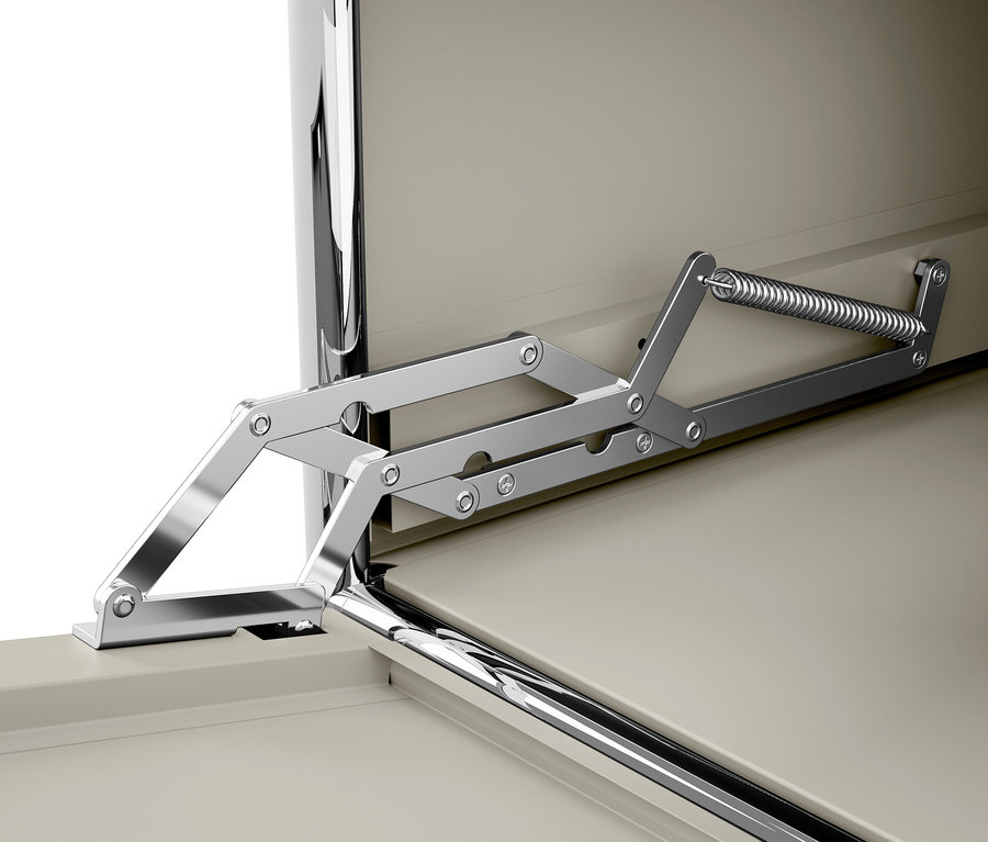 Detailansicht eines verchromten Scharniermechanismus mit Feder an einer beigen Schranktür.