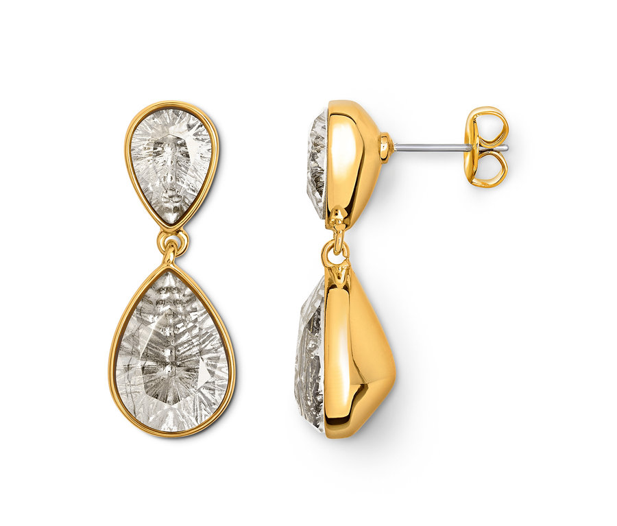 Ohrringe mit goldenem Rahmen und klaren, tropfenförmigen Steinen.