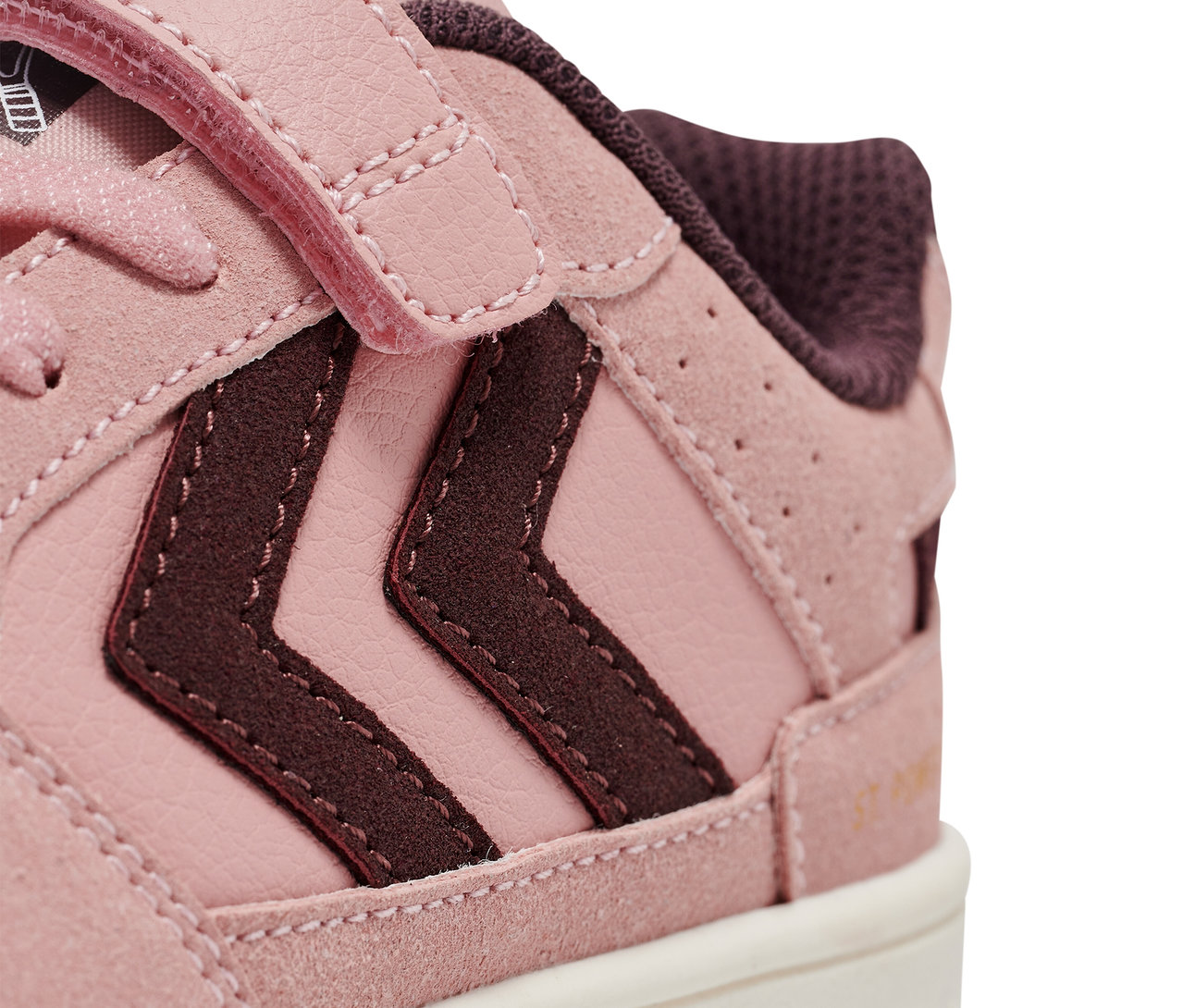 Detailaufnahme eines rosa HUMMEL ST Power play SP Jr.