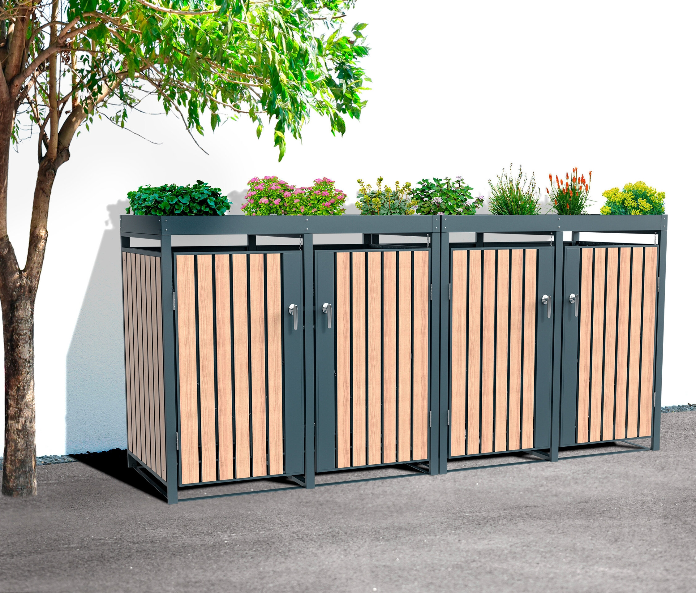 Eine Mülltonnenbox mit Blumenkasten für 4 Mülltonnen steht neben einem Baum.