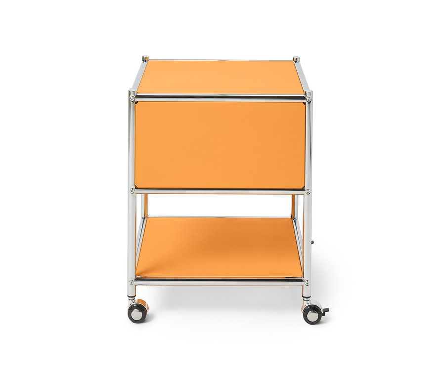 Orangefarbener Beistelltisch mit Schublade Metall »CN3« vor weißem Hintergrund.