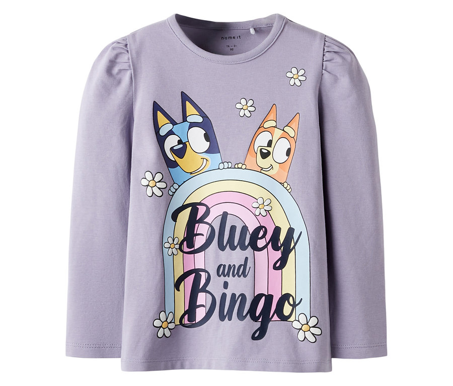 Das lila NAME IT Langarmshirt »BLUEY« zeigt Bluey und Bingo über einem Regenbogen mit Gänseblümchen.