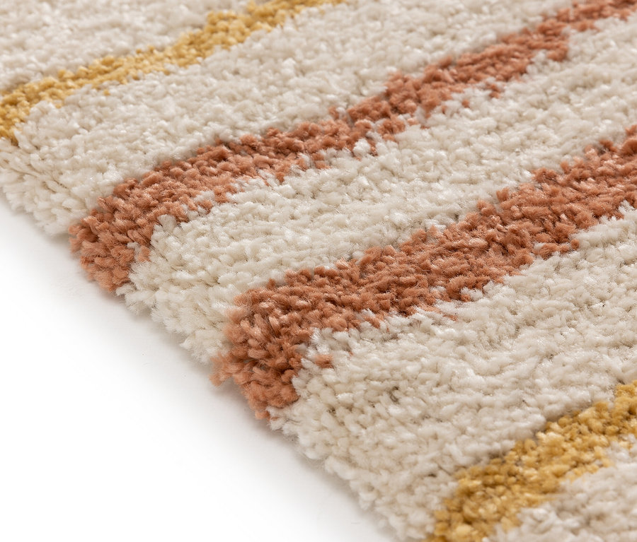 Nahaufnahme eines Teppichs mit cremefarbenem Hintergrund und horizontalen Streifen in Grau, Gold und Terrakotta.