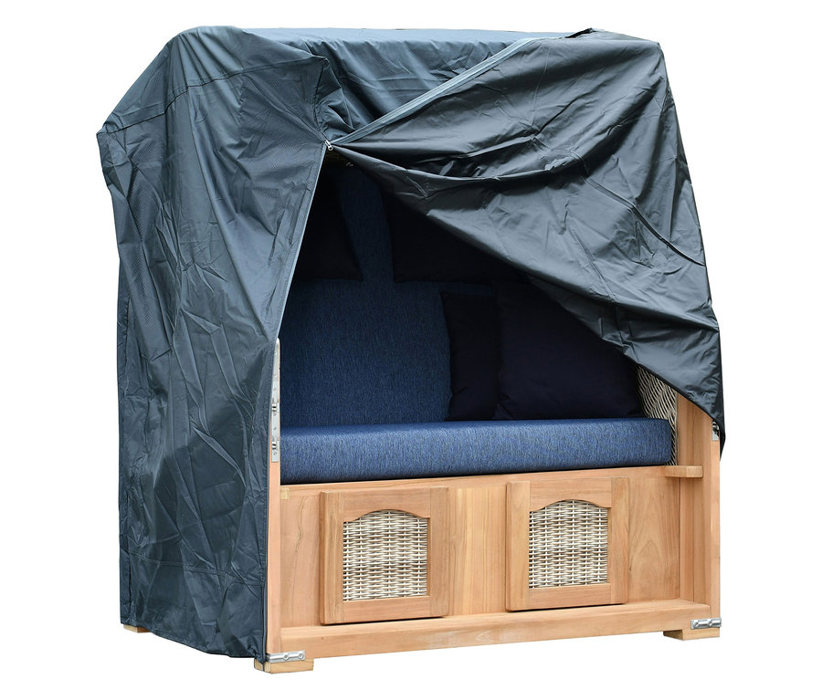 Strandkorb mit blauen Polstern und einer grauen Schutzhülle.